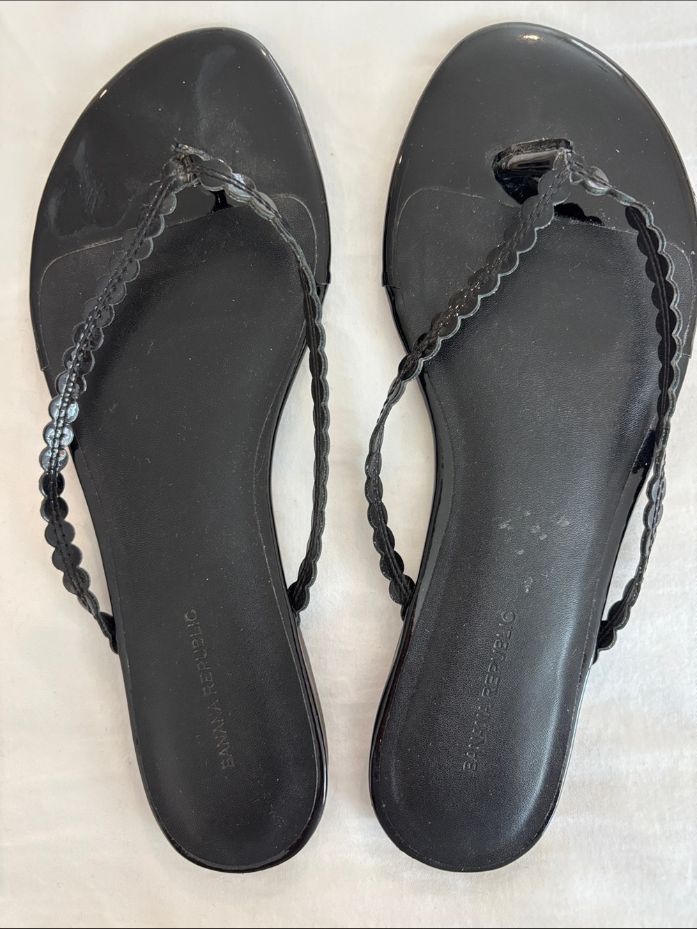 Black Women's Scalloped Strap Flip Flop Sandals from Banana Republic Size 9.